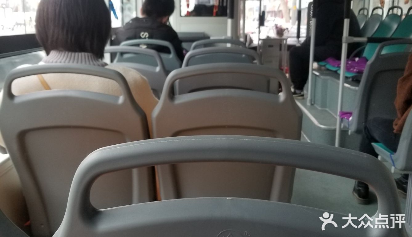 踏上去的一瞬间，惊讶到了，座位加成两排