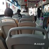 踏上去的一瞬间，惊讶到了，座位加成两排