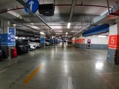 -绿地缤纷城-停车场