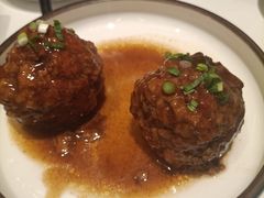 鸭蛋黄狮子头-梅飞酒家(名辉豪庭店)