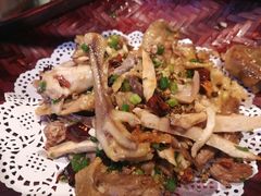 -帅巴人舅母子腊蹄民俗村