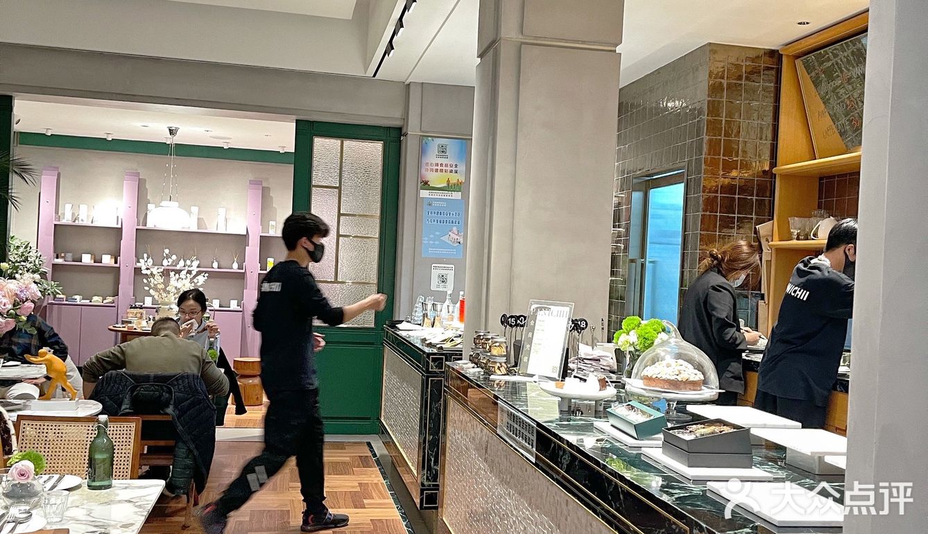 晚上门口路边可以短暂停一下，不贴条噢