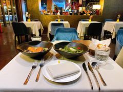 烟熏三文鱼色拉-YUE·6·西式融合餐厅(外滩六号店)