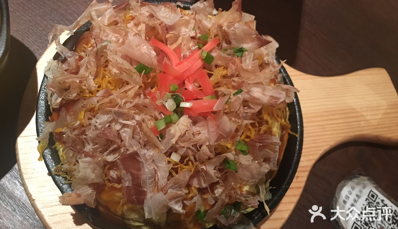 金枪鱼沙拉：很一般，胜在量还可以 什锦鸡肉烤串