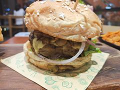 鲜香蘑菇牛肉汉堡-魏斯理汉堡(西安沣东吾悦店)