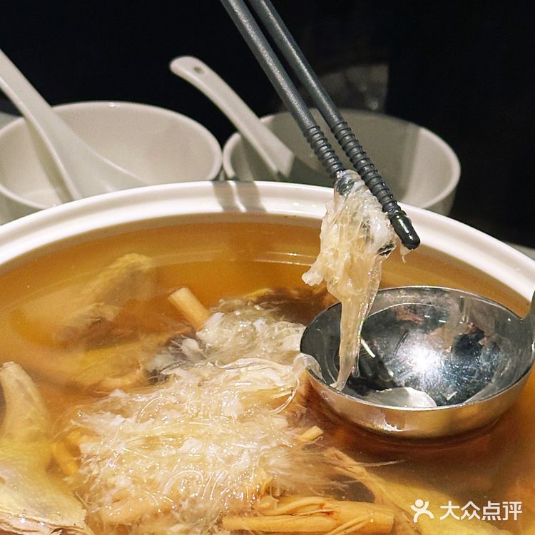 在上海的繁华地带，有一家独特的初筵火锅