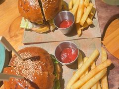 -三勾JJJ Burger&Coffee(梅溪湖店)