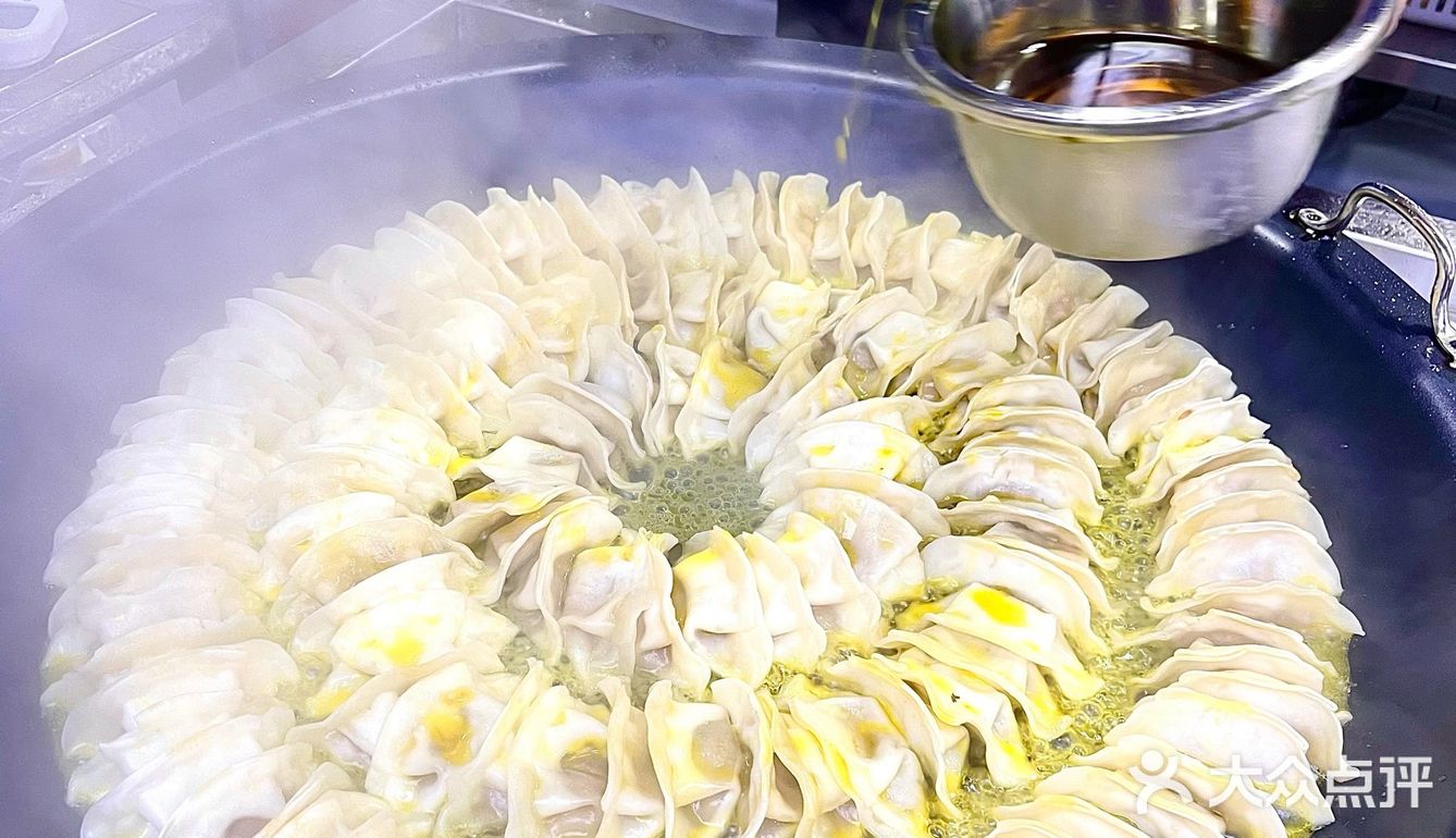 杭州美食｜蛮不讲理的香脆！一口爆汁的鲜肉锅贴