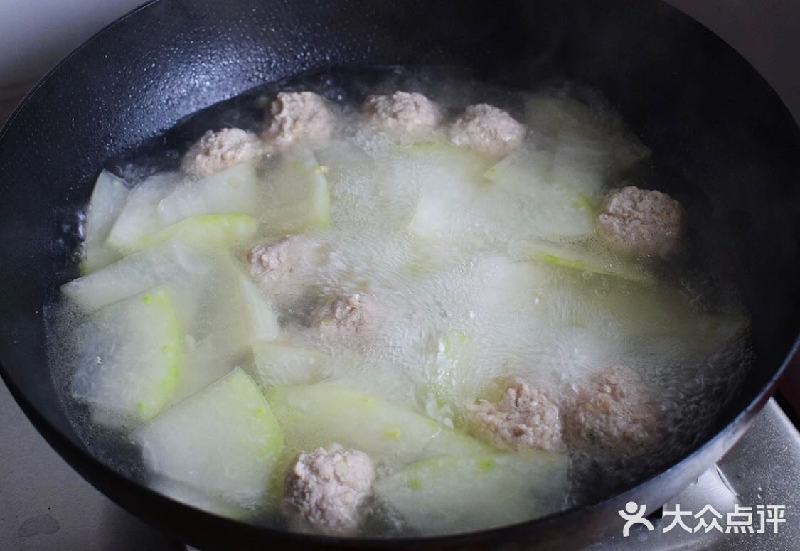 冬瓜丸子汤是一道美味可口的名菜