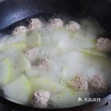 冬瓜丸子汤是一道美味可口的名菜