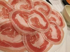 猪肉腩-鲜入围煮花胶鸡海鲜火锅