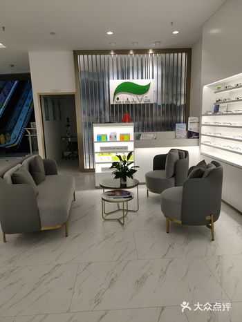 那天去佳慧楼上逛衣服经过一个通道无意间发现了一个装修