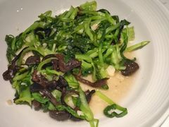 鸡毛菜炒菌菇-关东小磨东北菜(漕河泾印象城店)