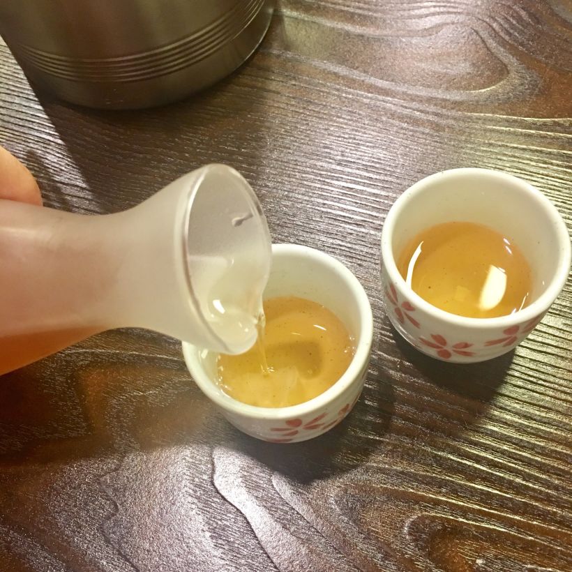 一边吃和牛,一边干杯喝清酒!