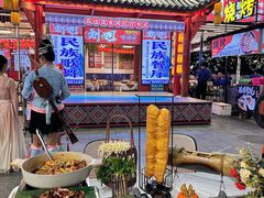 -刘姐啤酒鱼民族演艺餐厅(西街总店)