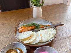 烟熏三文鱼配烤饺子皮和芥末籽酱-BOR Eatery(安福路店)