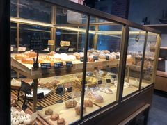 面包甜点陈列柜-啊噗吐呦现场烘焙(麦凯乐店)