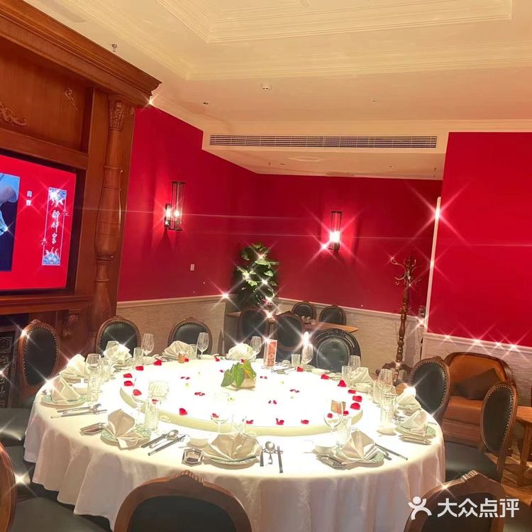 这家的环境特别的大气，很豪华很适合宴会接待宾客