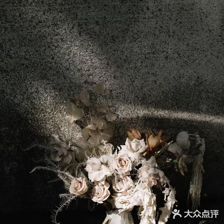 户外侘寂风婚礼，干干净净就很美好