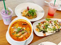 -Chom Cafe and Restaurant