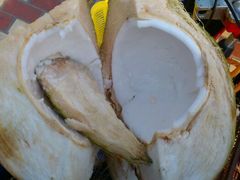 路边卖的椰子-白城沙滩