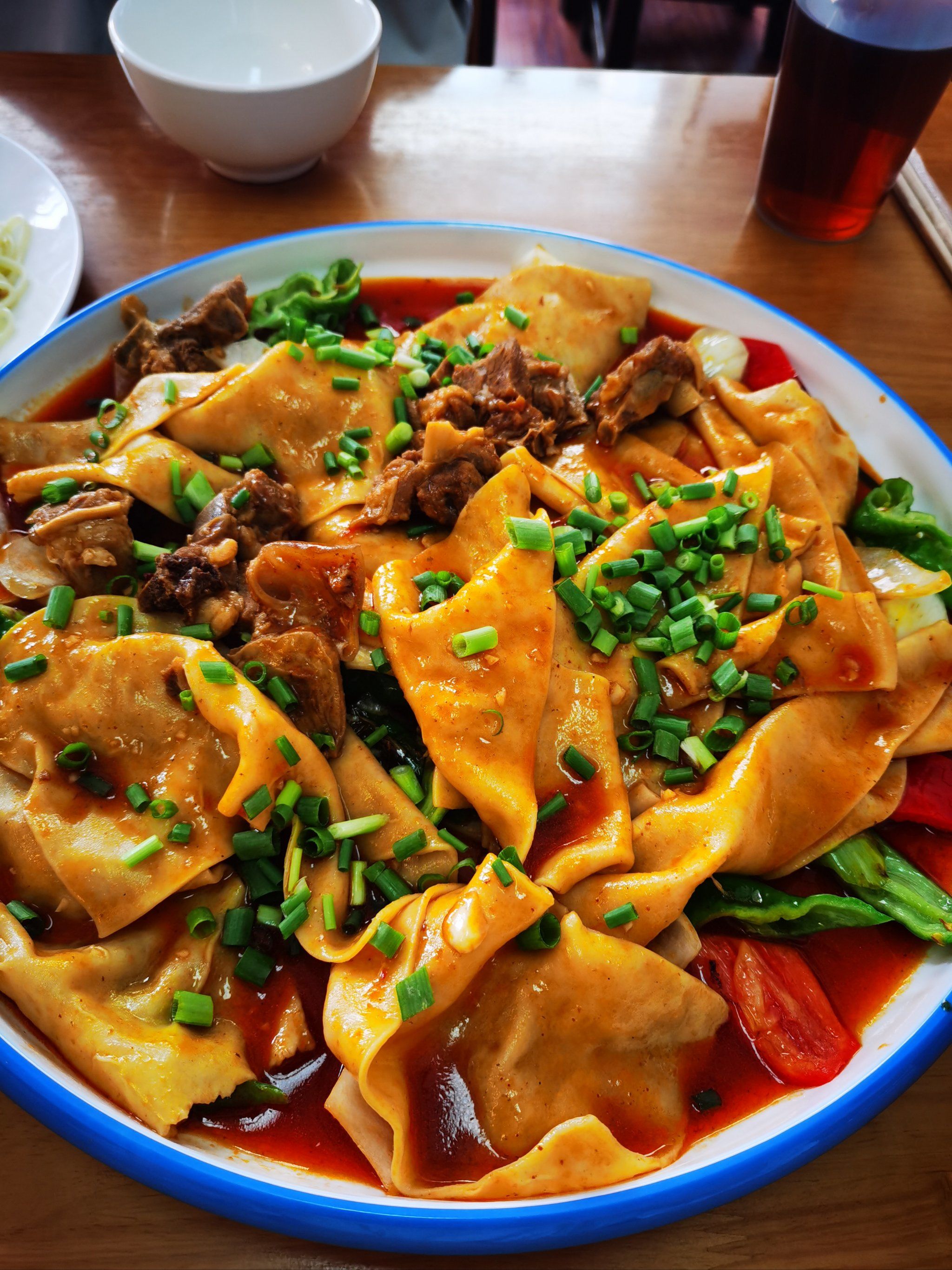 羊肉焖饼子 肉和饼子都很好吃[色]
还尝试了驴肉黄面,口感也很好
