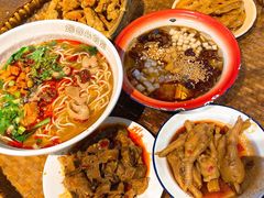 -爆炸头阿姨小四川正宗川味小吃(无任何分店)
