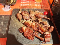 -何师烧烤·小龙虾·江湖川菜·精酿啤酒(成温店)