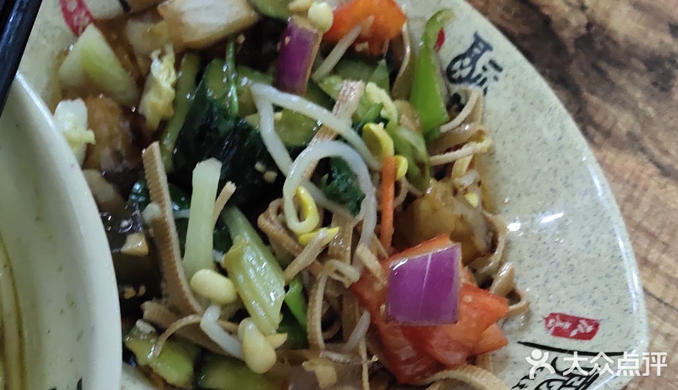 北区拉面位于凌宾路，近产业园的马路边上，位置特别好找