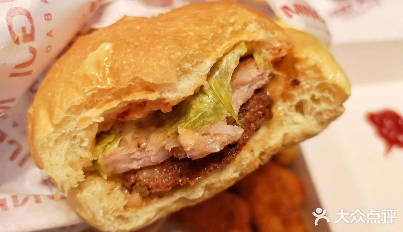 猪扒包夹了两块猪排,很实在