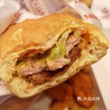 猪扒包夹了两块猪排,很实在