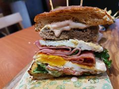 双蛋指椒牛肉汉堡-魏斯理汉堡(西安沣东吾悦店)