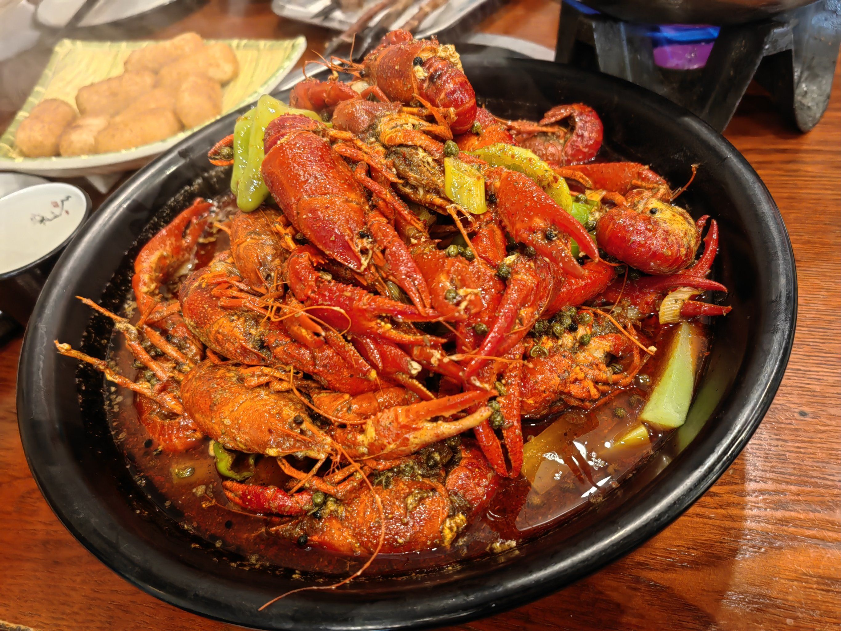 这家店的十三香小龙虾十分可口,虾的个头很