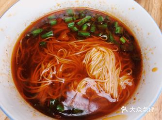 品尝绵阳米粉后，提出建议原料由粗变细，方便入味！