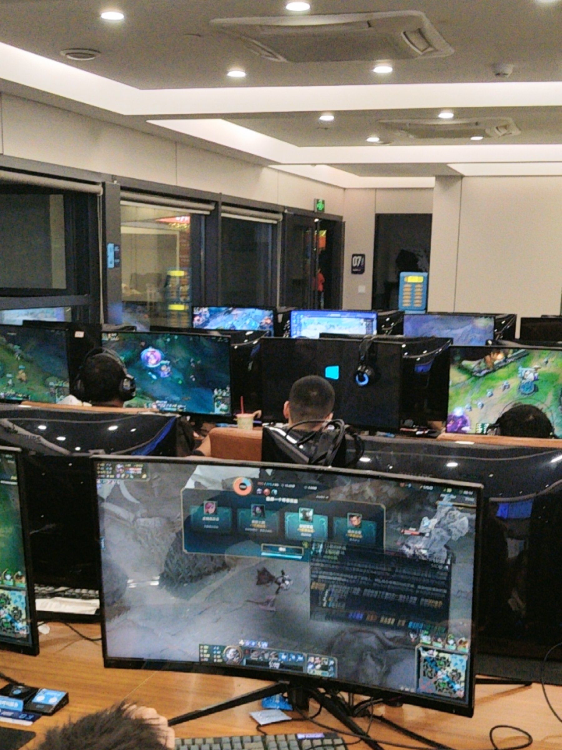 网吧离地铁口很近,环境很好