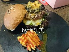 球馆汉堡-HIGH FIVE哈福手工汉堡(桂林路店)