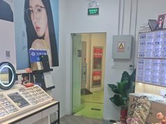 -天空之镜眼镜店蔡司依视路配镜授权零售店(望京颐堤港店)