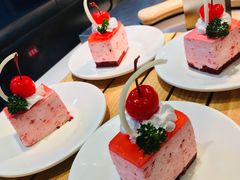 草莓慕斯-美洲岛烤肉自助餐厅
