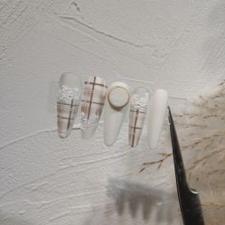 -花岐款式专研健康美甲沙龙