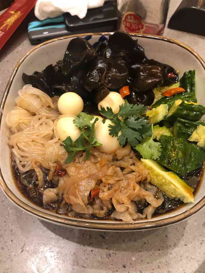 聚瀛食府"朋友请客去了一次,环境很好,菜品种类齐全.