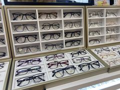 -美式眼镜·授权蔡司.依视路.尼康.豪雅.明月(南翔印象城店)