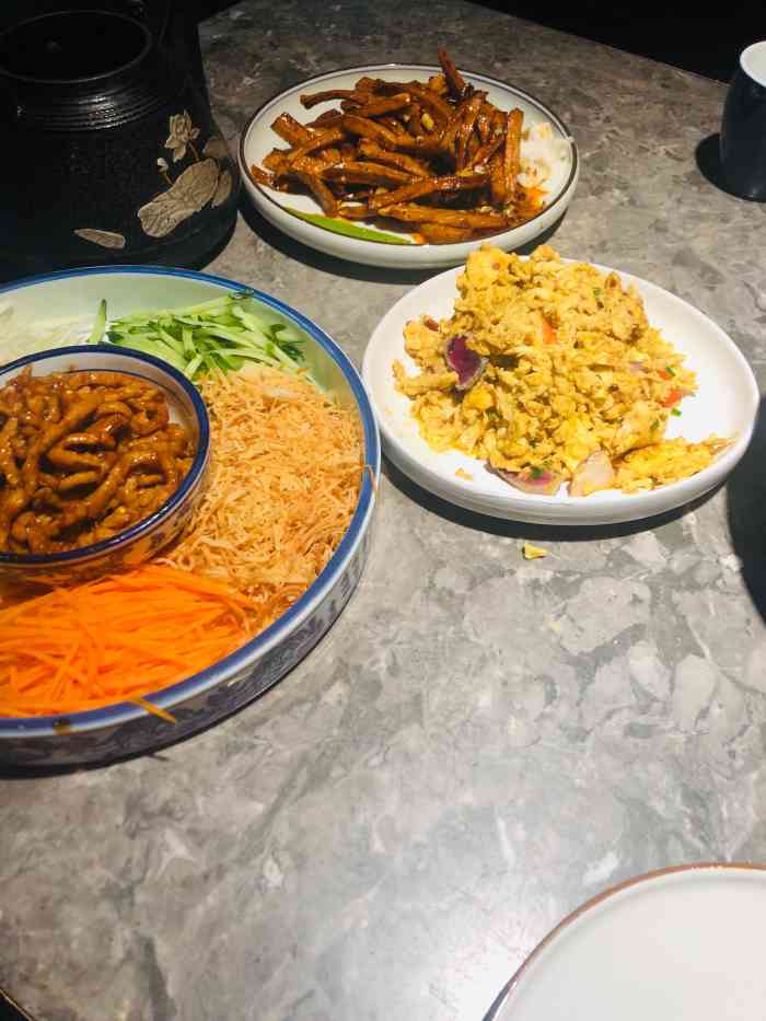额娘春饼(东胜广场店)-"朋友乔迁新居特意让我们过去,中午非要请大.