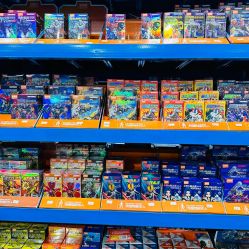 -逝水玩具折扣店