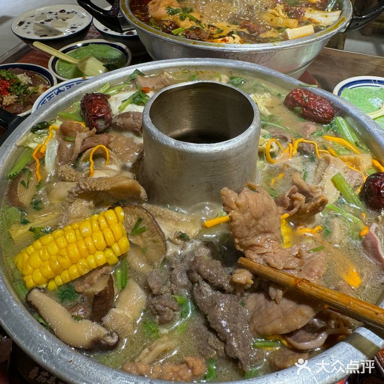 推荐他家的跷脚牛肉锅，里面真的超多牛肉，配上秘制料碟