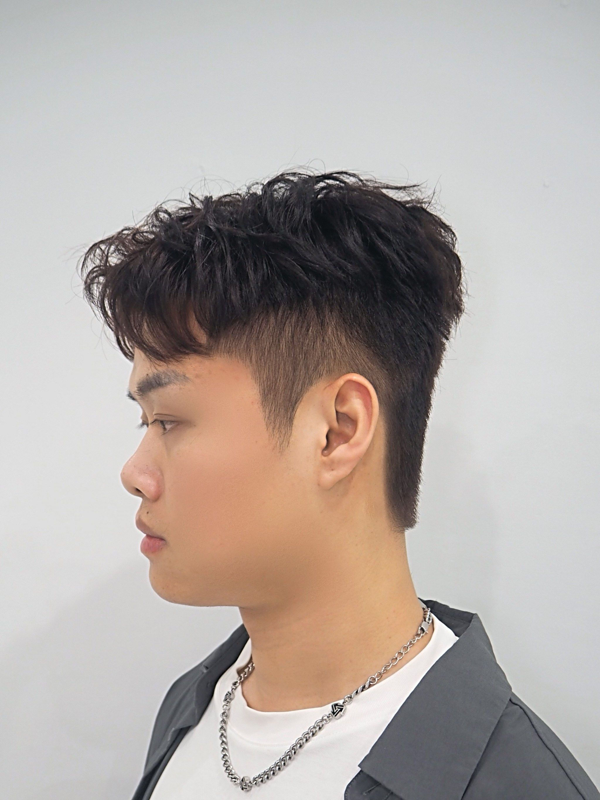 男生立体感十足发型