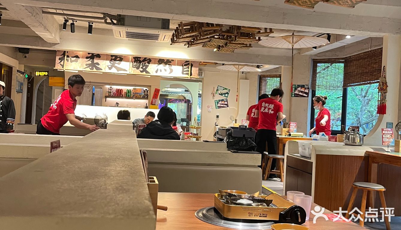 酸汤锅可以换成鸳鸯锅，我们换成了菌菇和酸汤的