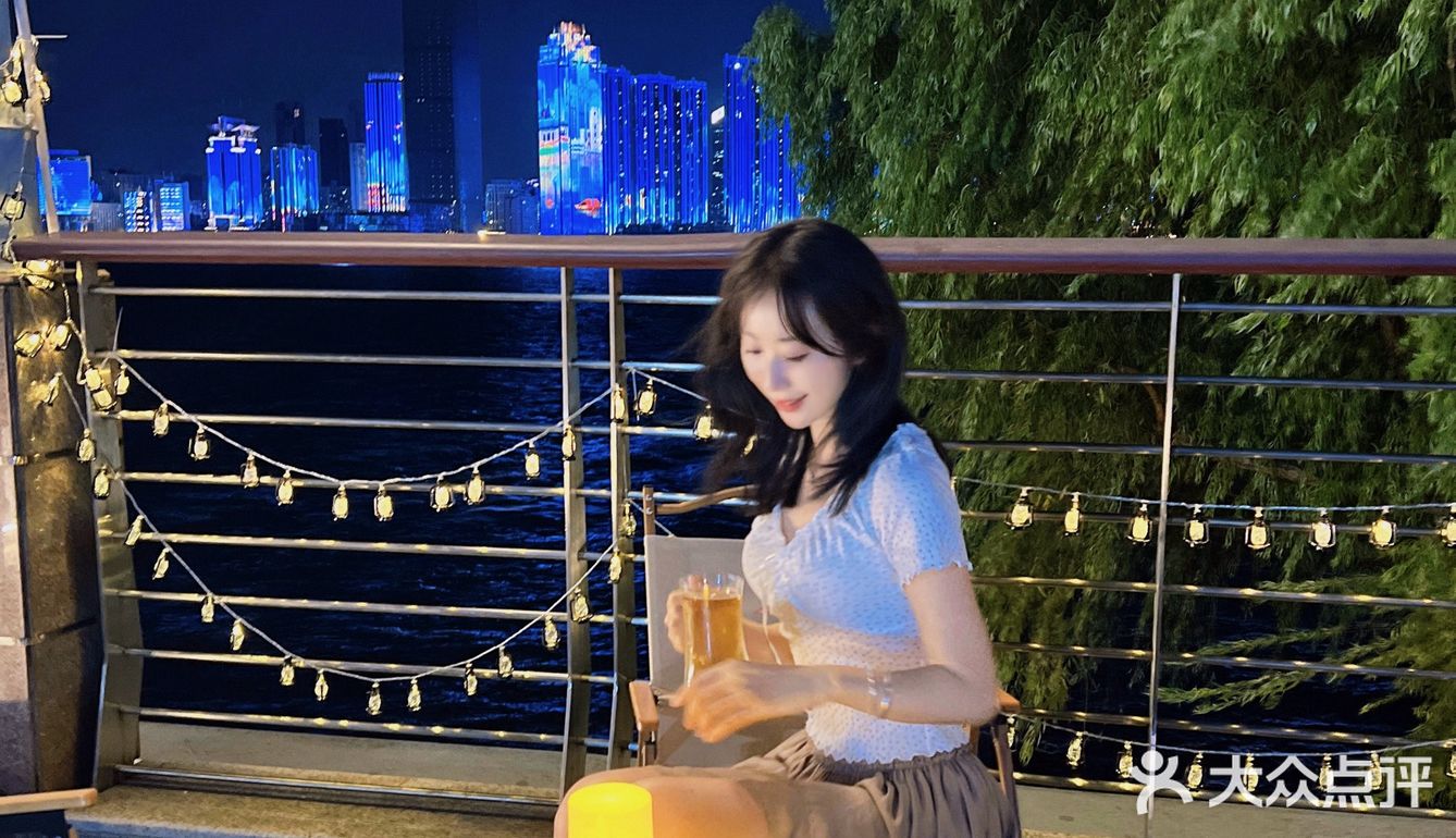 专属武汉的江景晚风烧烤！