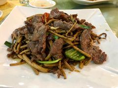 茶树菇炒牛肉-东记潮汕美食砂锅粥小炒烧烤(镇南大街店)