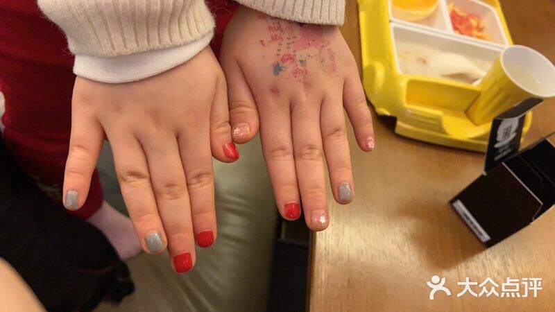 坐下后取出撕拉指甲油就涂起来