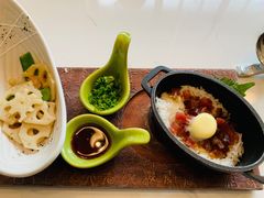 羊城腊味煲仔饭配鸡汁莲藕片-五号茶居·新派粤菜·岭南五号酒店(沿江中路店)